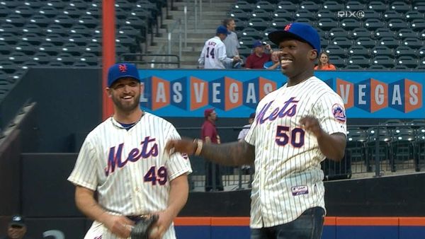 UFC contender Paulo Costa throws one of the worst first pitches of all time before Mets game